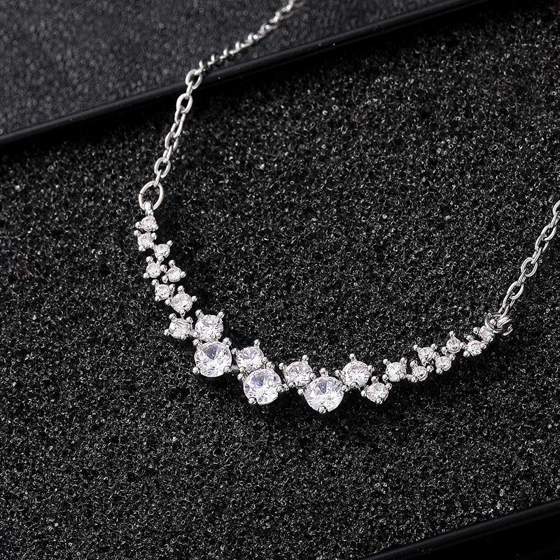 Ladies' Pendant Necklace, Inlaid with Gradient Transparent Cubic Zirconia, Minimalist Curved Design, Exquisite Daily Necklace, Birthday Gift