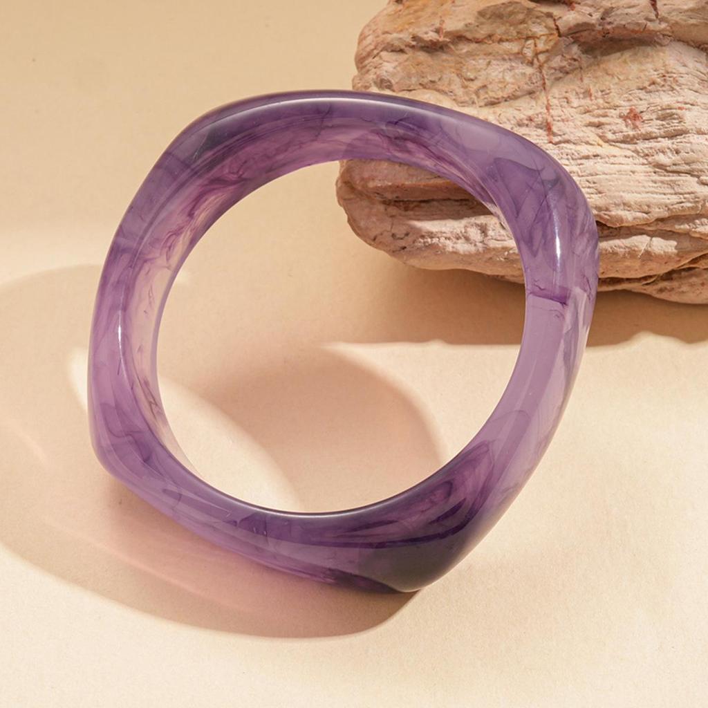Unique Retro Resin Bracelet: Personalized Fashion Jewelry for Women