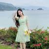 Elegantes kleines grünes Blumen-Chiffonkleid mit Rüschen-Taille für Sommer-Strandurlaube (Kollektion 2025)
