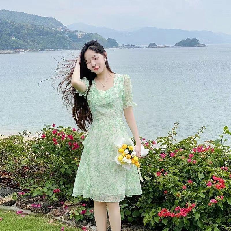 Elegantes kleines grünes Blumen-Chiffonkleid mit Rüschen-Taille für Sommer-Strandurlaube (Kollektion 2025)