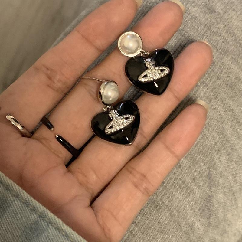 Černé Náušnice Saturn ve tvaru Srdce s Kamínky Jedinečný Design Vysoký Styl