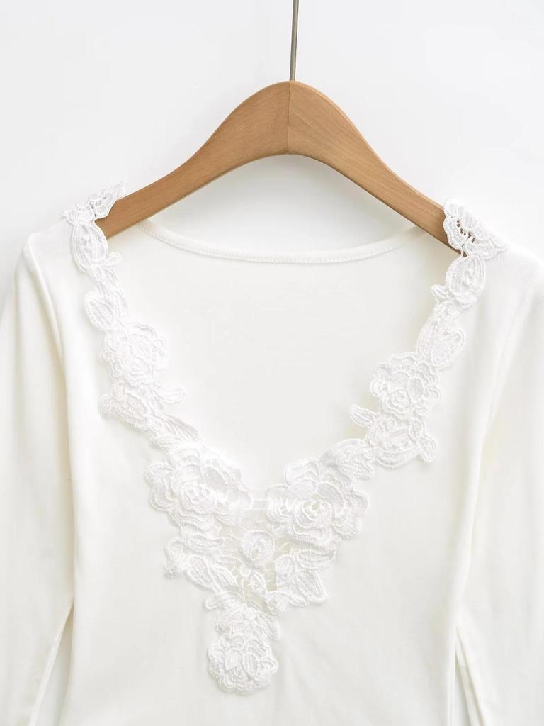 Spicy Girl Lace Patchwork Deep V-Neck Long Sleeve T-Shirt for Women - Slim Fit Brushed Base Layer for Autumn/Winter