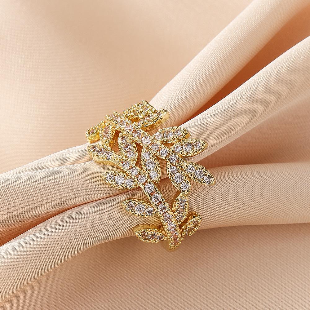 Small niche design, high-end leaf ring, women's simple and versatile daily fashion rings