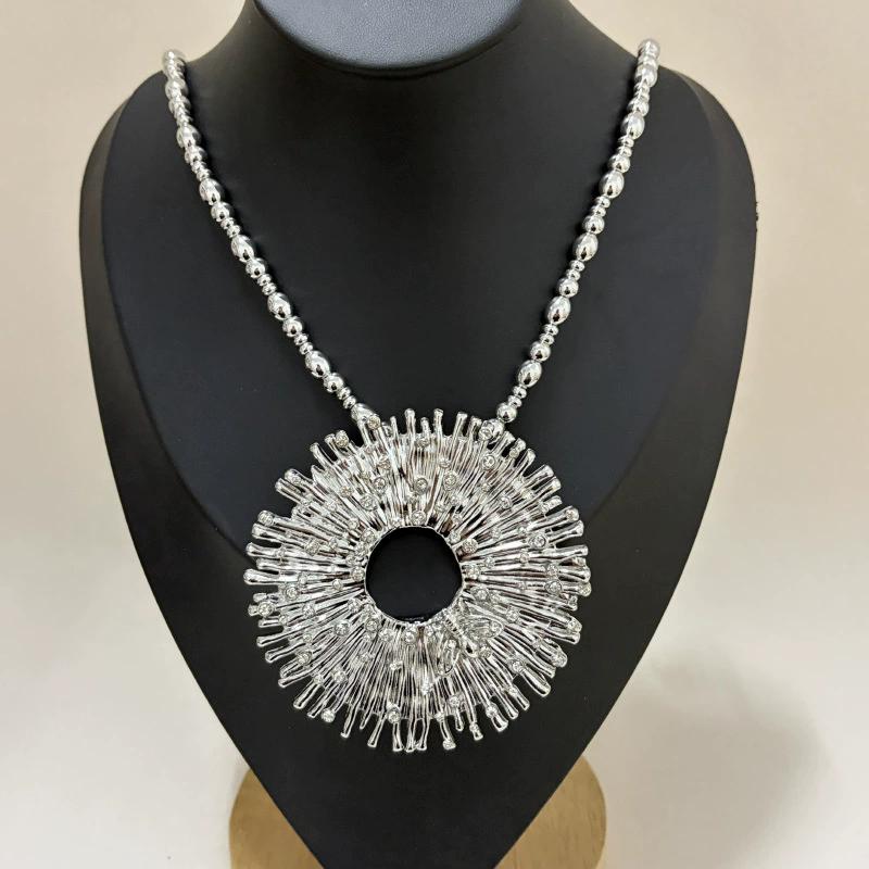 

New Beaded Rhinestone Round Pendant Necklace Fashion Individual Collarbone Chain Trendy Jewelry Accessory Women Other