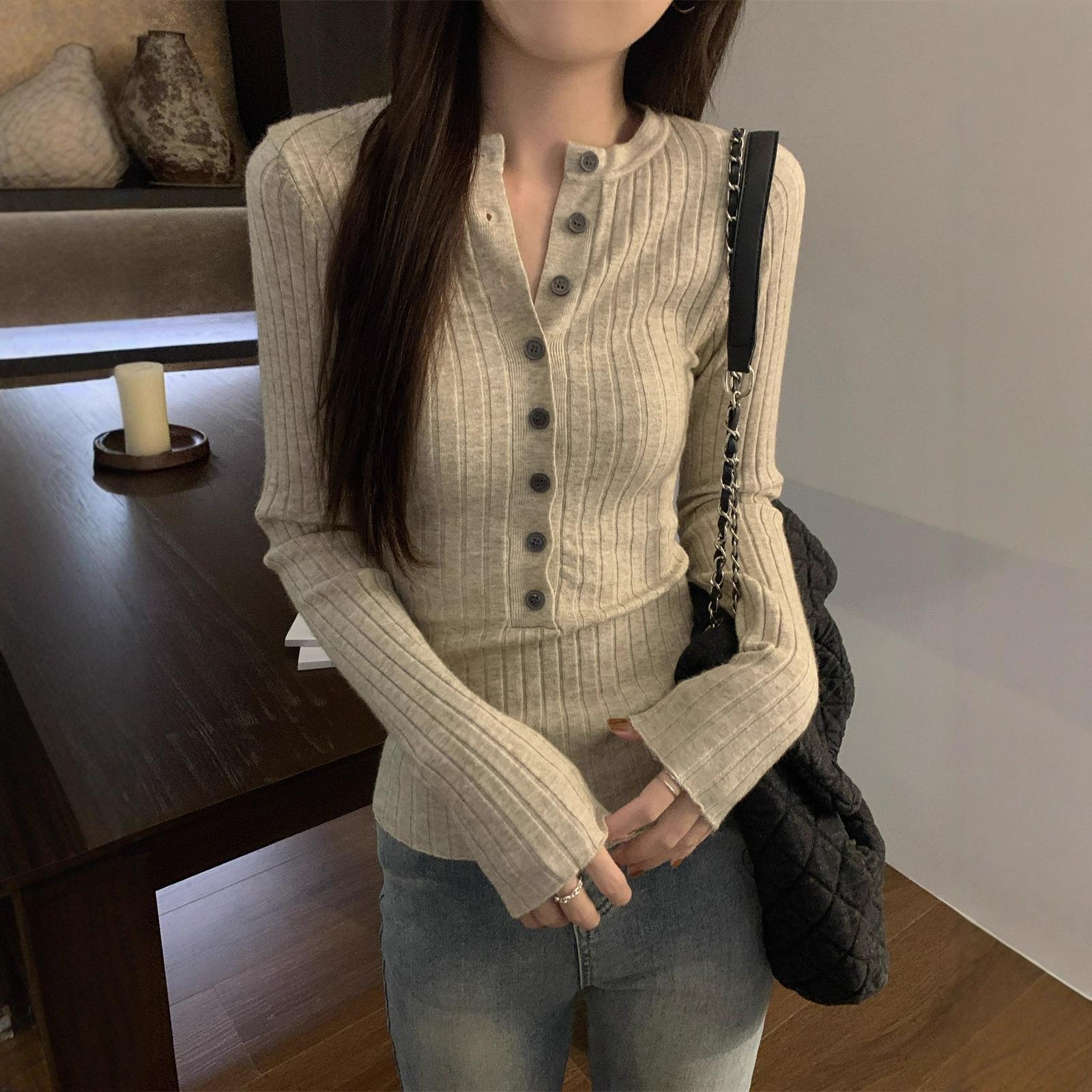 

Korean sweet and spicy white long-sleeved knitted sweater women s autumn new design slim-fit sweater pit strip One Size