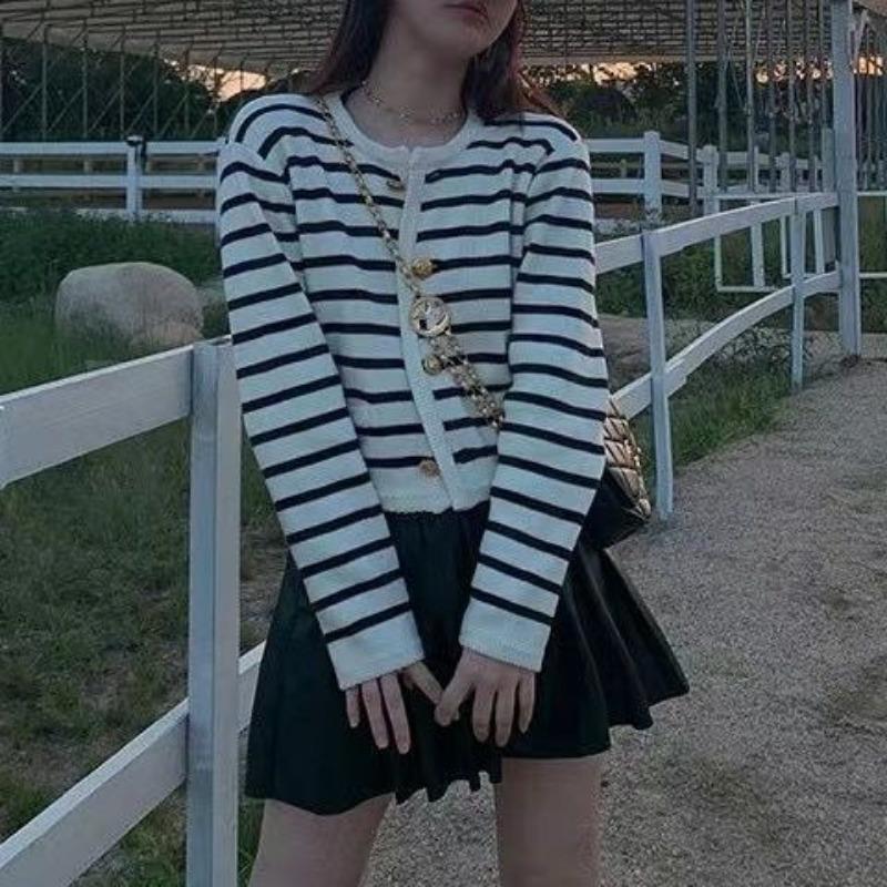 Zlatý knoflík Kontrastní pruh O Krk Malý Voňavý Pletený Cardigan Dámské Podzimní Francouzský Volný Krátký překryvný svetr Dámský kabát