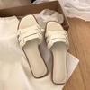 Шлепанцы на плоской подошве для женщин 2025 Новые Нескользящие Плетеные Сандалии на одном слове Женские Летние для улицы Пляжные шлепанцы для женщин