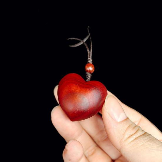 Přívěsek ze santalového dřeva Svědek lásky Malé prohlášení štěstí Hladká textura Hřejivý dotek Přívěsek ve tvaru srdce