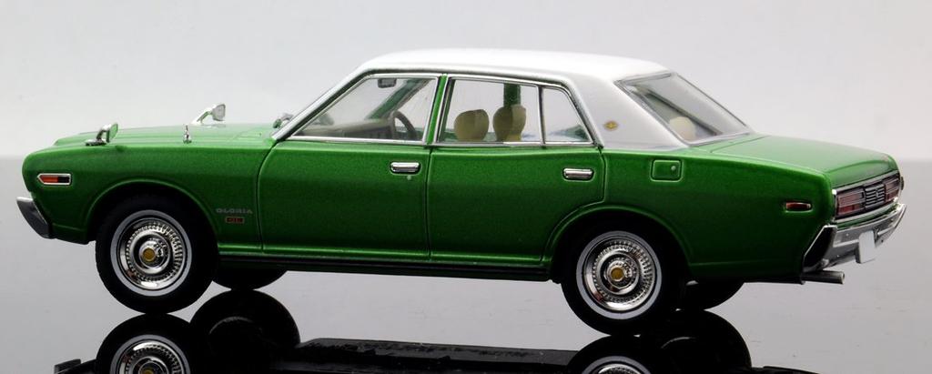 Tomica Limited Vintage Gloria 2000GL Completed LV-N43-09a (Green/White Roof)