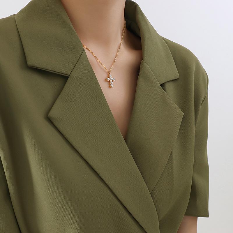 Classic Fashion Retro Cross Necklace for Women Stainless Steel Temperament Imitation Pearl Inlaid Necklace High Quality Zircon