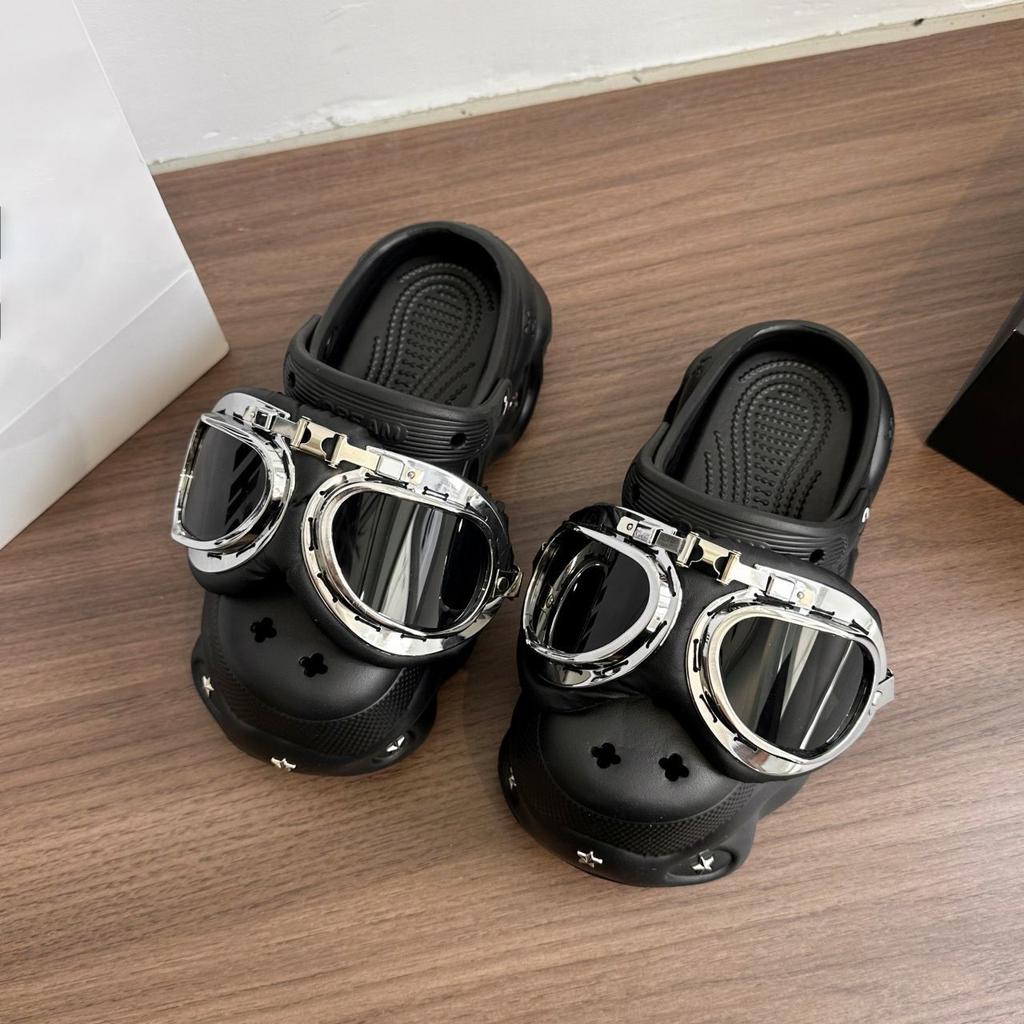 Wear heightening non-slip cool slippers 2025 summer and autumn new Internet celebrity explosion black thick-soled cute hole shoes women's