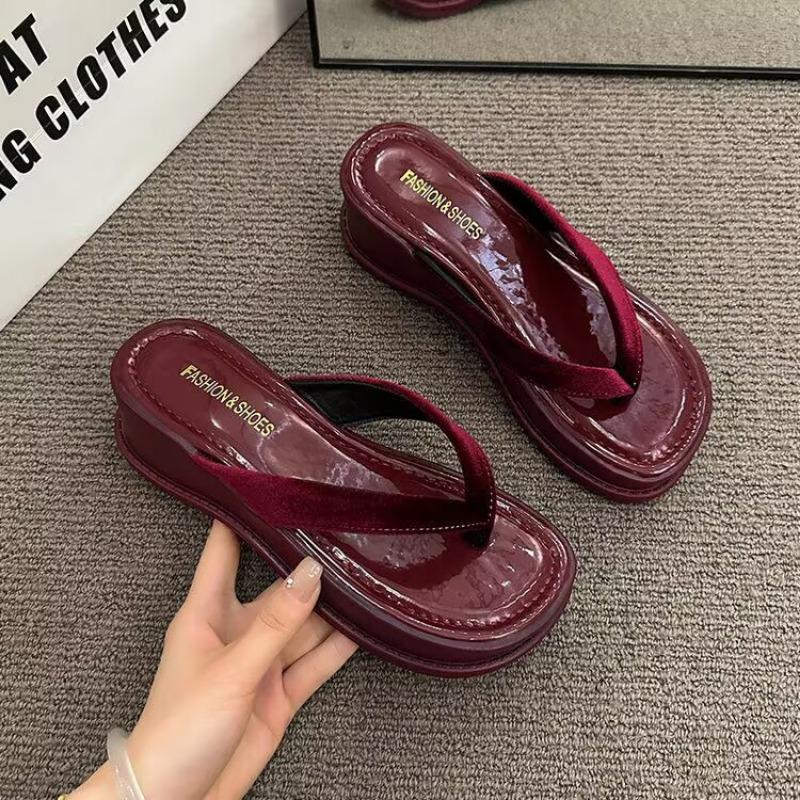 Нові шльопанці на товстій підошві для літньої моди, модні та елегантні для носіння на вулиці, з казковим стилем, на танкетці та круті сандалі