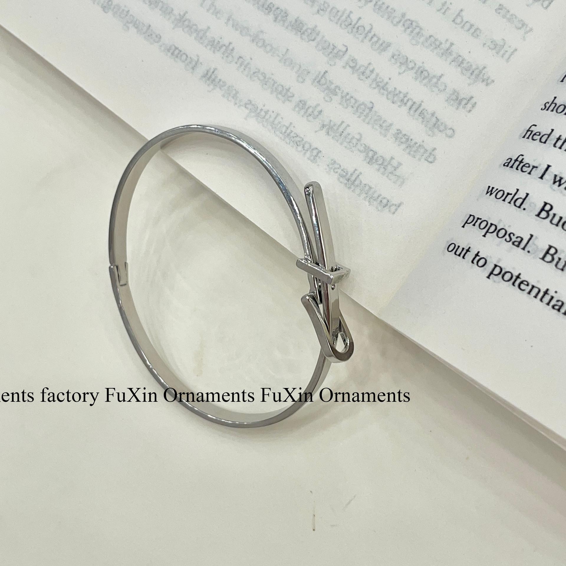 

Браслет в корейском стиле с пряжкой в виде подковы и двойным кольцом: Шикарные и универсальные женские украшения