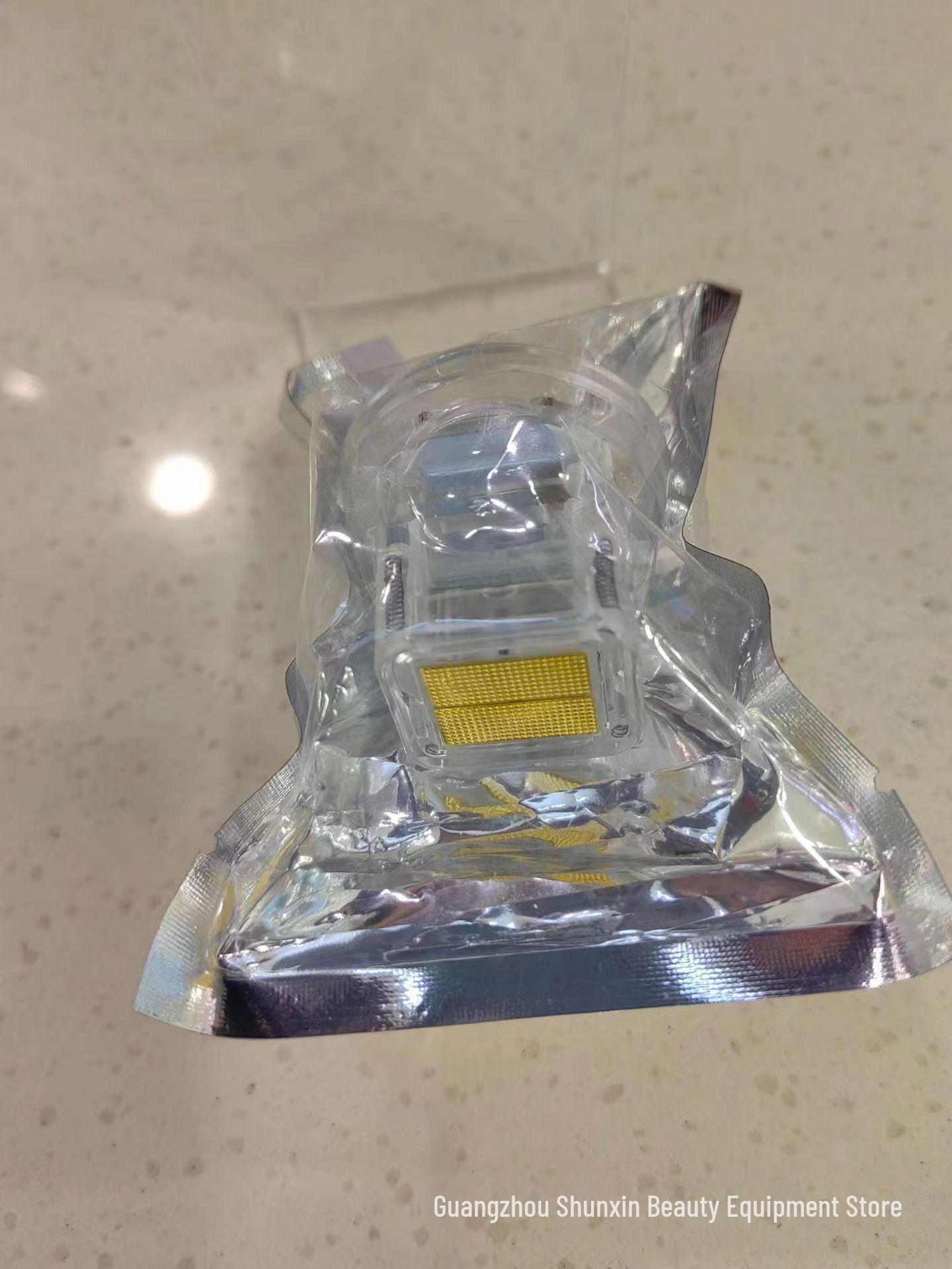 

Золотий мікрокристалічний РЧ-інструмент для видалення прищів і омолодження шкіри за допомогою витратних матеріалів з мікроголками - 64, 25, 10 квадратних кристалів Square crystal