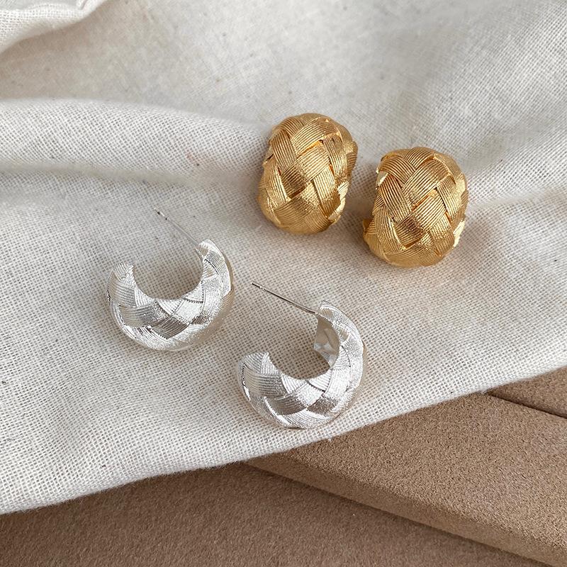 Cross-textured C-shaped stud earrings, cold wind, personalized fashion, commuting, versatile earrings, earrings for women