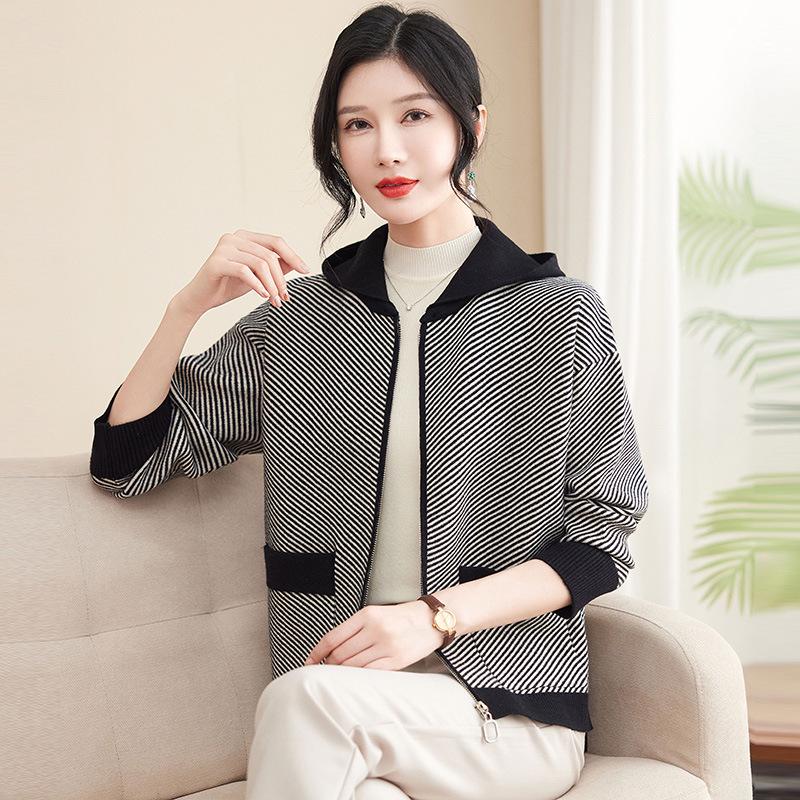 Stylish Autumn Hooded Cardigan for Middle-Aged Women – Age-Defying Knit Sweater Set for Spring and Fall