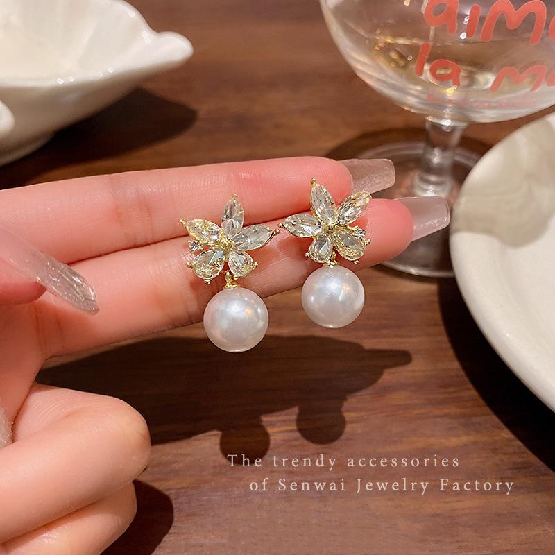 Gentle Temperament Pearl Flower Earrings Women's Retro Personality Flash Diamond Stud Earrings Popular Earrings
