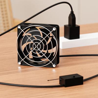 USB-betriebener Temperaturregelungs-Lüfter 3 Geschwindigkeiten einstellbar Thermostat 8x8cm für Router Set-Top-Box Spielekonsole
