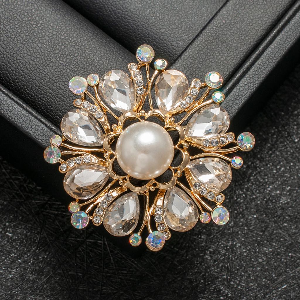 Fashion Diamond-encrusted Flower Brooch with Hollow-set Pearl Petals Pin