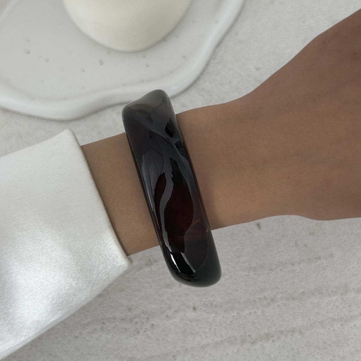 

Ingemark 4 Styles Classic Irregular Resin Acrylic Bracelets for Women on Hand Vintage Spring Open Bangle Couple Jewelry Gift