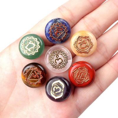Set von 7 Chakra-Yogasteinen mit Reiki-Symbolen - Natürliche Kristallscheiben
