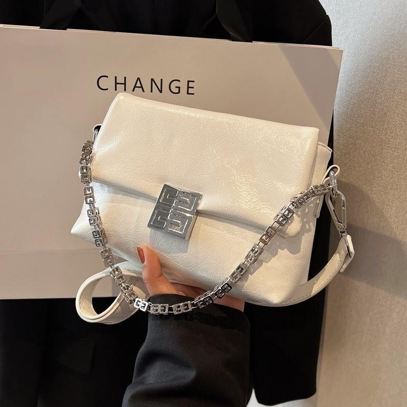 High-quality Silver Chain Crossbody Bag For Women Providing A Modern Touch And Soft Feel For Outfits