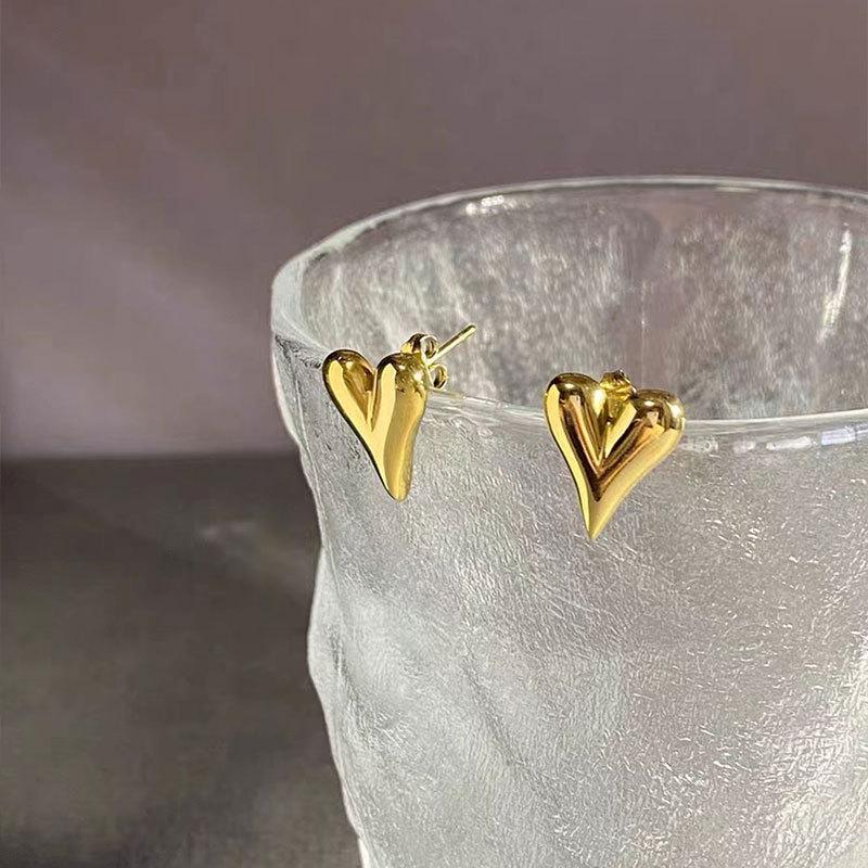 Fashion light luxury love titanium steel stud earrings, simple design gold non-fading earrings, send girlfriends versatile earrings