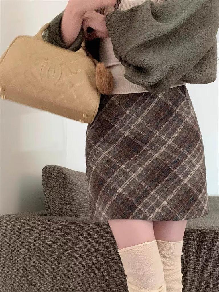 Women's High-Waist Retro Plaid Wool Skirt - A-Line Hip Style for Autumn/Winter 2024