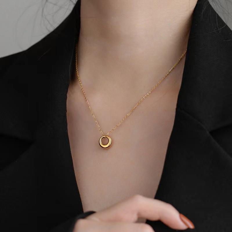 Exquisite Summer Gold Circle Necklace – Trendy, Non-Fading, High-End Design for Women