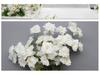Weiße Blumendekoration für Hochzeiten Künstliche Straußornamente und Bogen-Requisiten