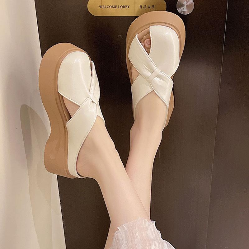 Hohle und atmungsaktive silberne Dickboden-Taschenkopf-Halbschuhe Damenrock Ein Pedal Lazy Cool Slipper Damen Sommerkleidung