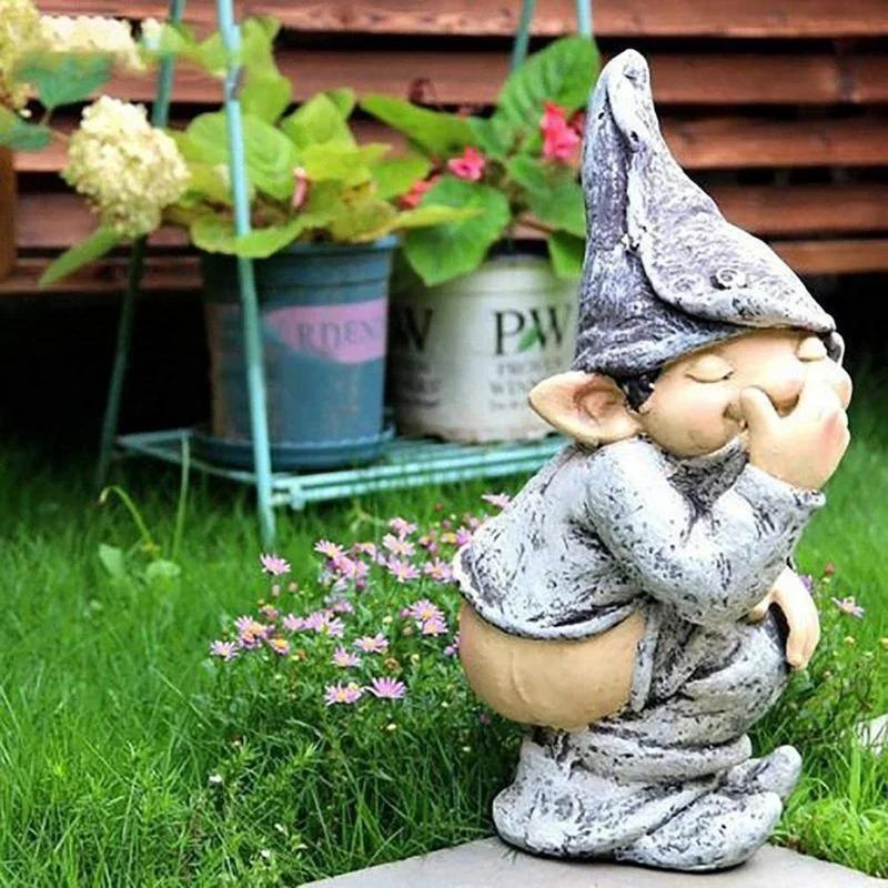 Statua di Gnomo Divertente Decorazione da Giardino Nano che Defeca Ornamento Decorazione Prato Cortile Casa Artigianato in Resina