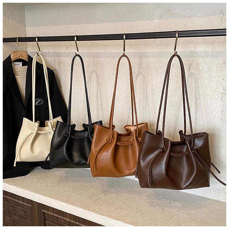 High-End Women's Large Capacity Textured Crossbody Drawstring Shoulder Bag for Casual Outdoor Use
