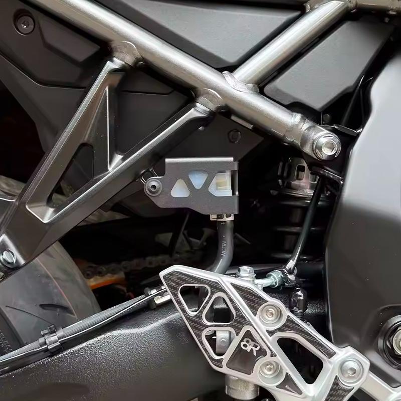 2025 Rear Brake Fluid Reservoir Cover Guard Protector For Suzuki GSX-8R GSXS8S GSX-8S GSX-S1000GT Motorcycle Tank Oil Fluid GSX