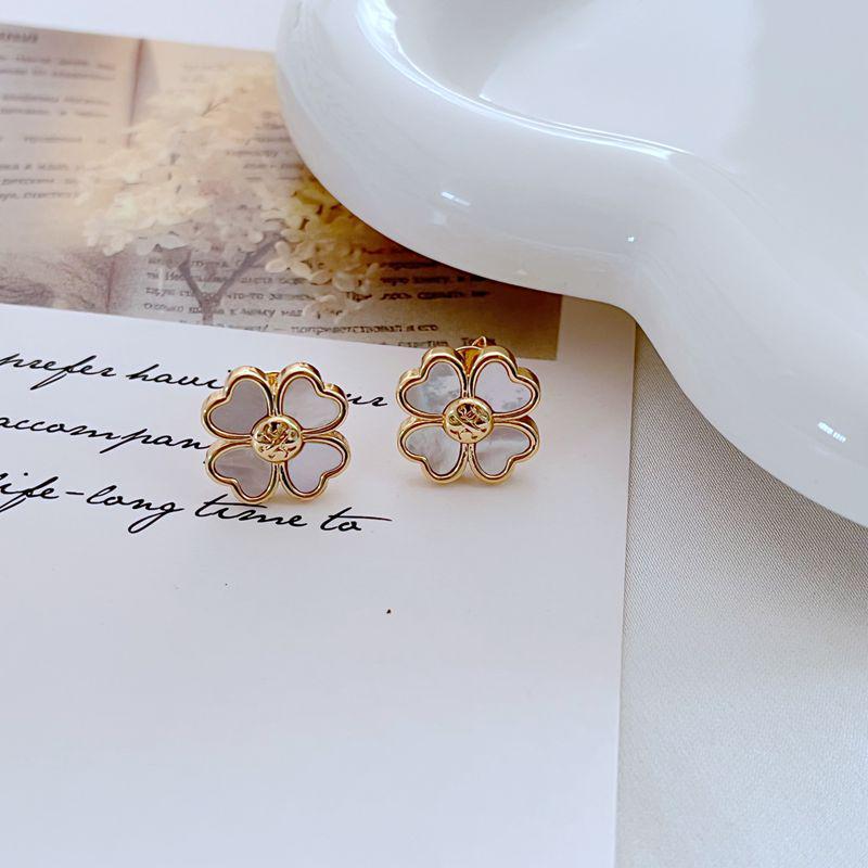 

Элегантные серьги-пусеты в виде ракушек-четырехлистников