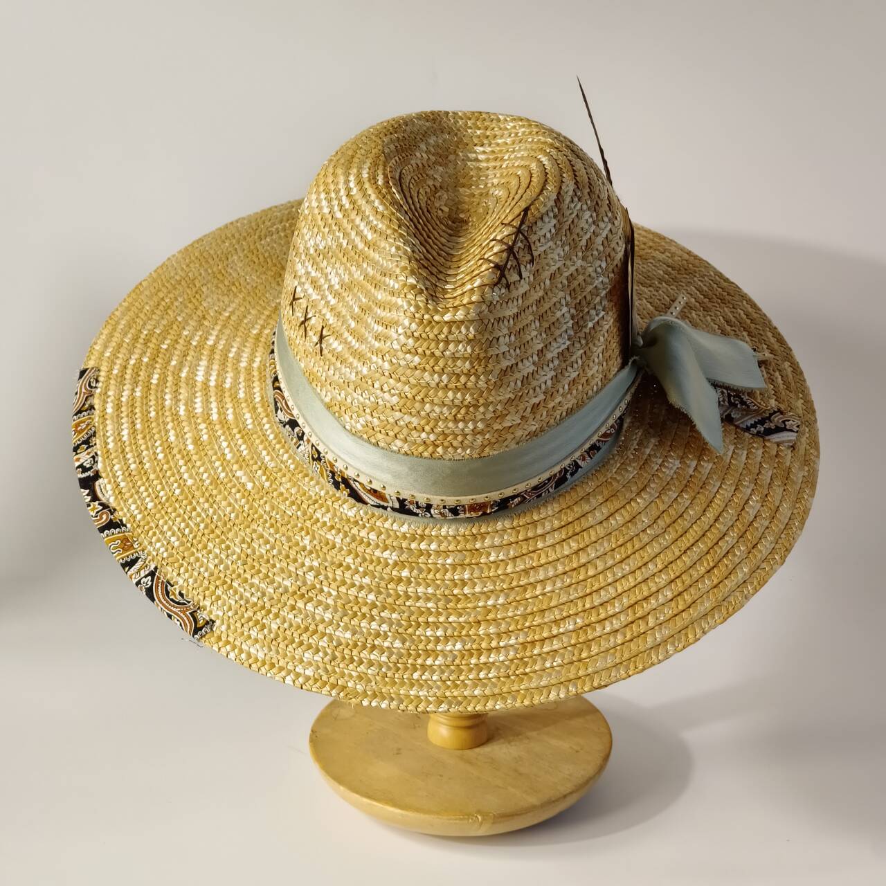 Freedom Outdoors Women's Summer Handmade Straw-Woven Wide-Brimmed Hat Adorned With Feathers Andcardappliquésvintagewesternstyleoutdoor Sunshade Beachhat 56-58Cm