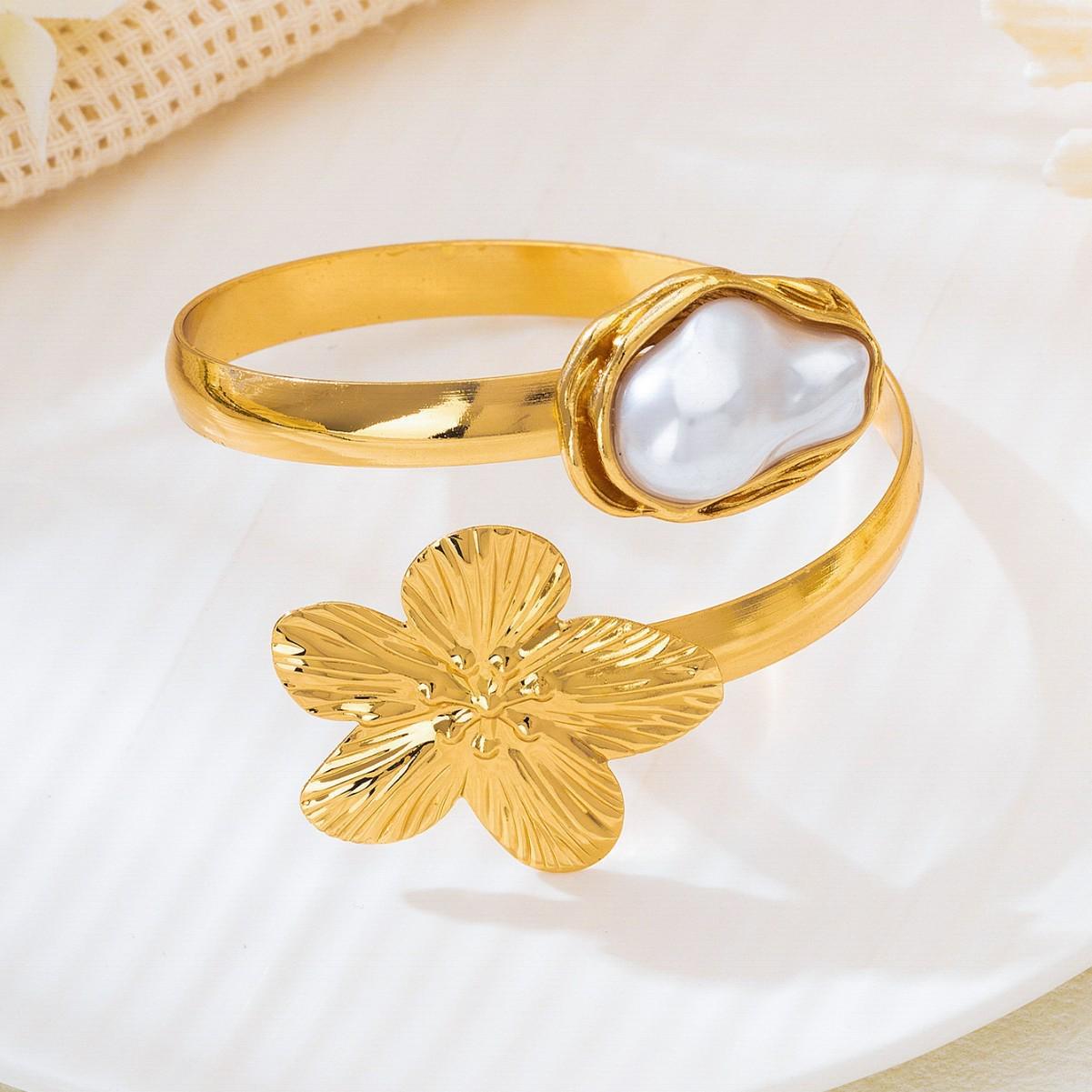 Elegant Retro Floral Bracelet with Irregular Pearl Accent золотой