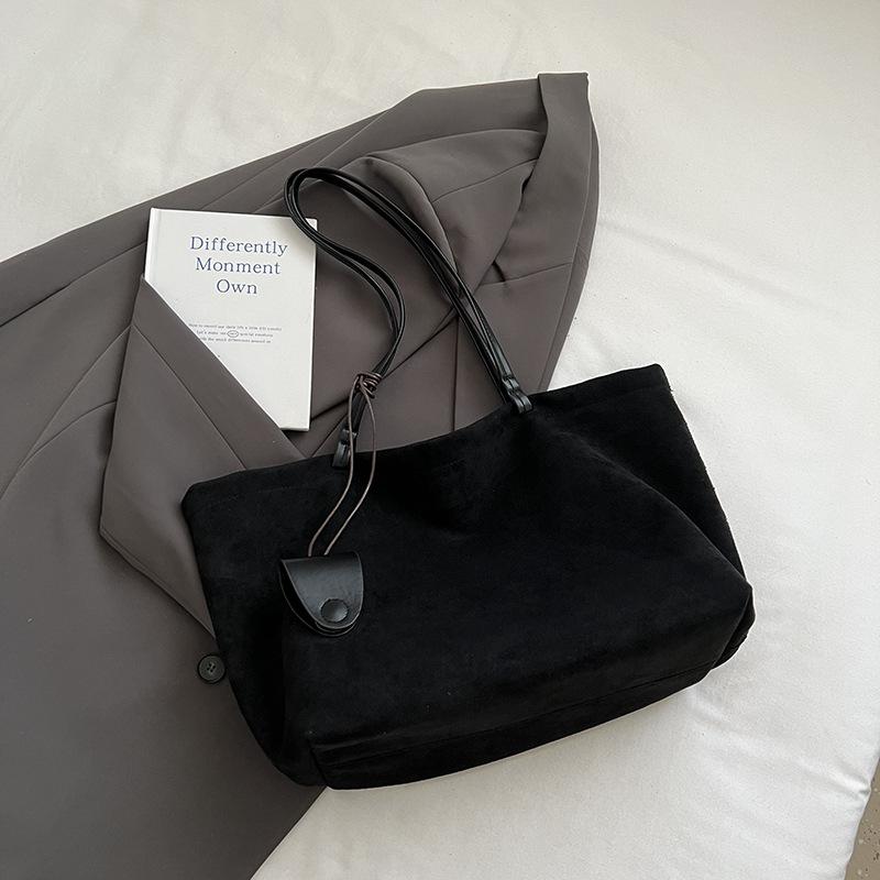 

Large capacity bag women s 2025 autumn new retro fashion shoulder bag niche foreign style commuter tote bag чорний