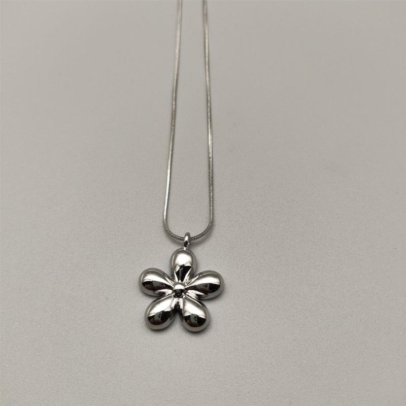 Light Senior Sense Temperament Necklace Fashionable Floral Pendant Necklace Exquisite Neckchains Party Jewelry for Women