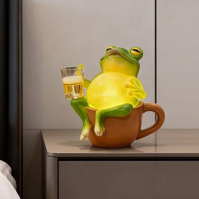 Figura de rana bebiendo Luz de noche Sentada en una taza Rana Lámpara decorativa Estatua de resina Figura Adorno de escritorio para el hogar, la oficina, el dormitorio