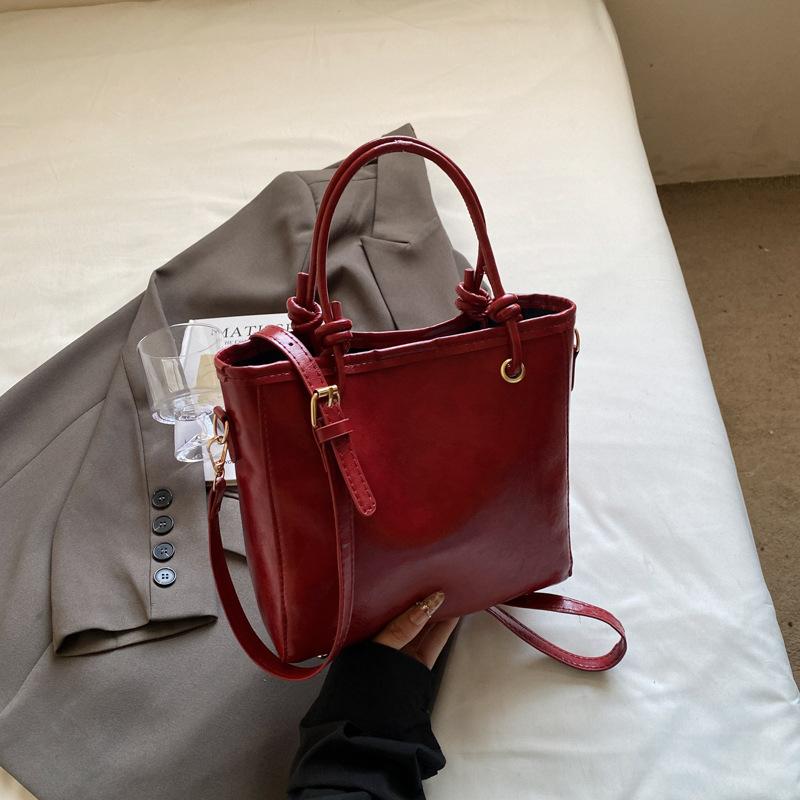 Simple and Fashionable Handbag Spring New Retro Texture Bucket Bag Practical Shoulder Messenger Bag