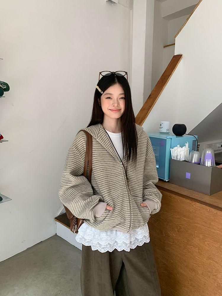 Korean-Style White Lace Trim Long-Sleeve Base Layer Top for Women – Autumn/Winter Fashion
