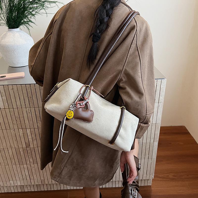 

2025 Retro Versatile Baguette Handbag for Women: High-End Work Commute Underarm Shoulder Bag Without Pendant белый