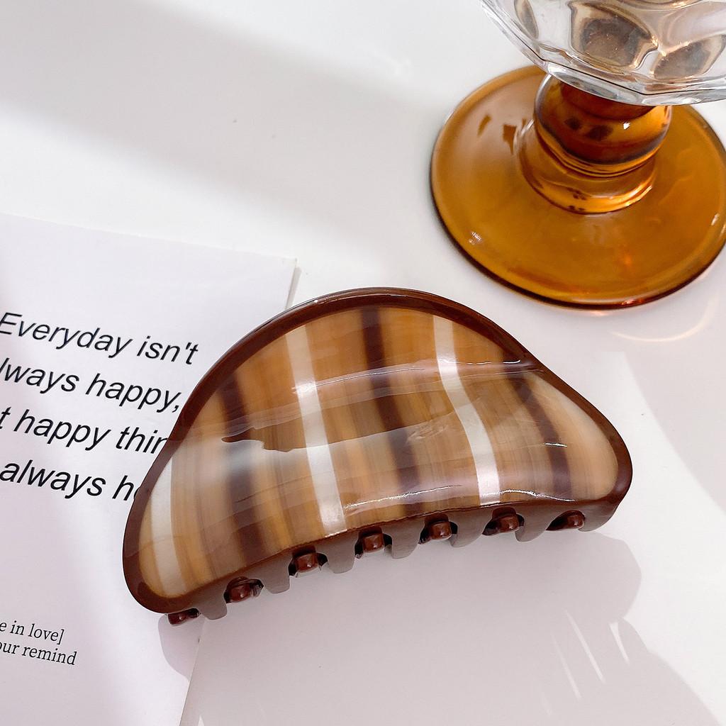 Fashionable Versatile Large Hair Claw With Retro Oval Design For Everyday Use