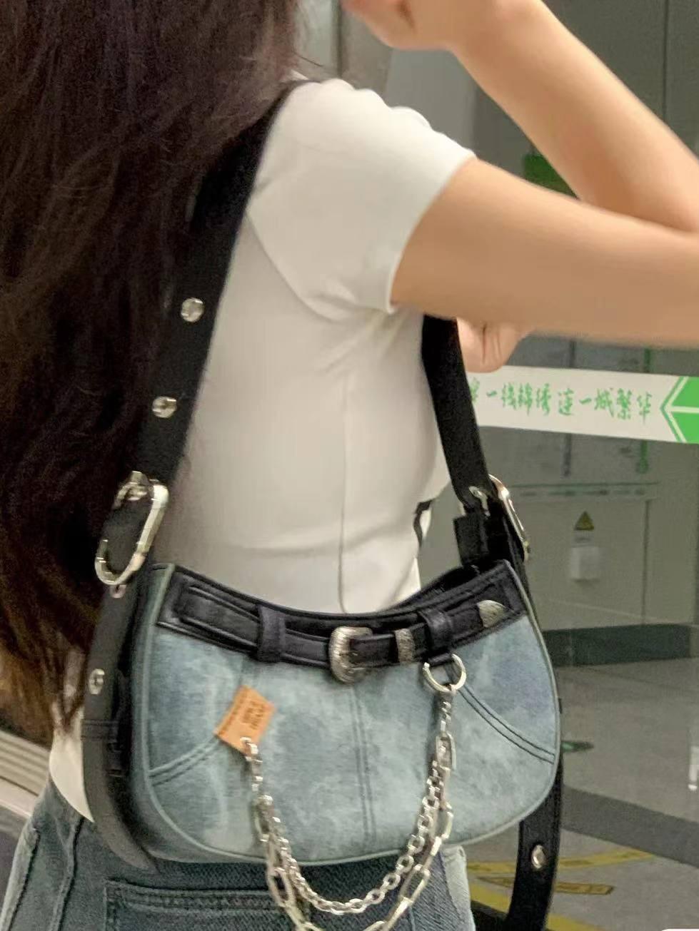 

New fashion contrasting color splicing chain denim fabric bag Spice girl embroidered armpit bag shoulder messenger bag темно-синього кольору