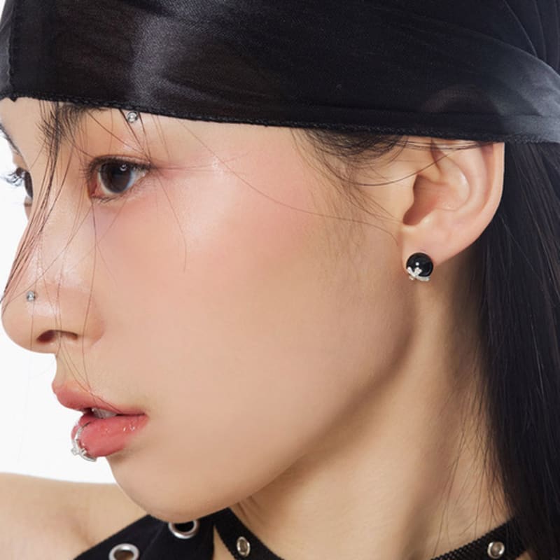 NIMBUS SHINE CROSS ONYX ÖRHÄNGEN (8MM)