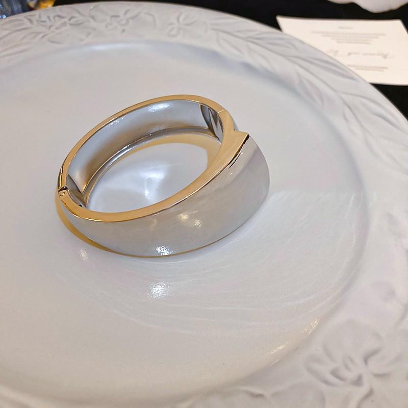 European-American Geometric Metallic Open Bangle: Simple, Versatile, Niche Design Bracelet