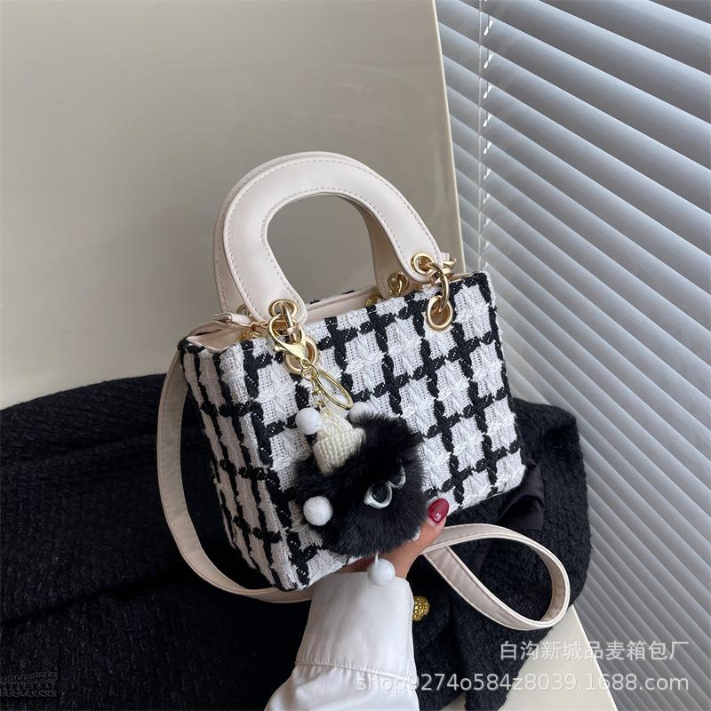 Portable woolen small bag women's 2025 new trendy styling bag foreign style explosive shoulder bag fashion messenger small square bag