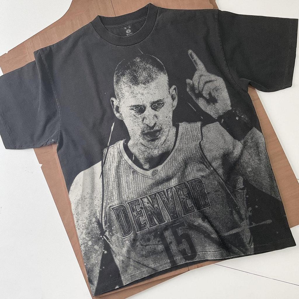 Nikola Jokic Der Joker Handgemachtes gebleichtes T-Shirt: Spray Art Faded Black Baumwolle Unisex