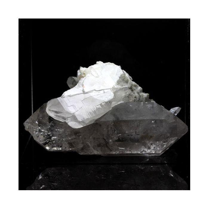 Pierres et Minéraux. Quartz + Albite. 816.2 ct. Plan du Lac, Oisans, Savoie, France.